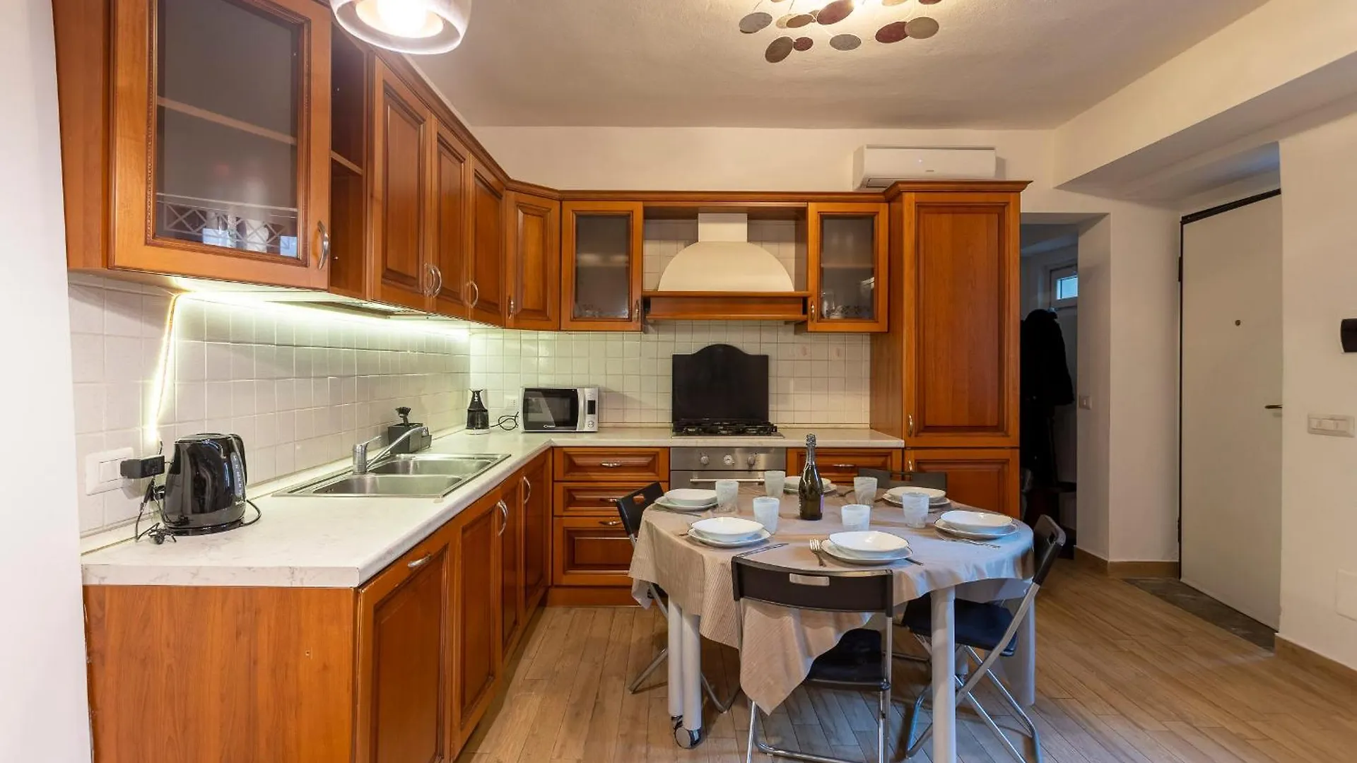 شقة 100 Mq, Free Parking, Charming House Ponte Coperto بافيا