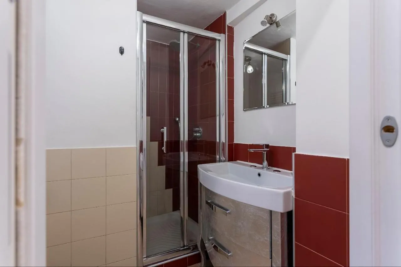 شقة 100 Mq, Free Parking, Charming House Ponte Coperto بافيا